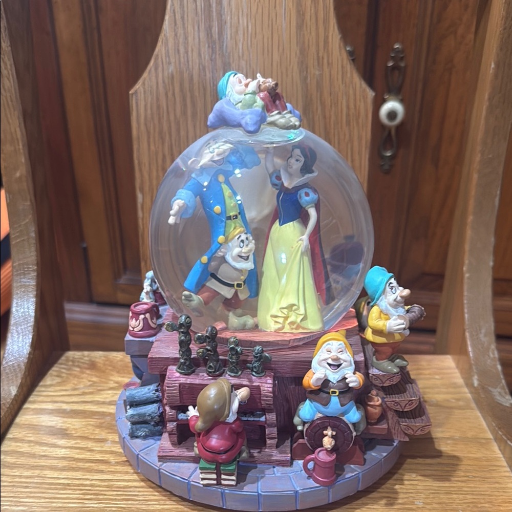 SnowWhite and the seven dwarfs musical snow globe
